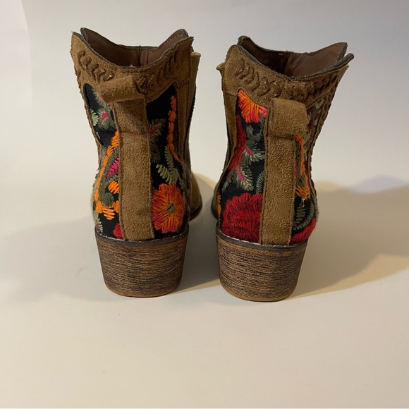 Tiara Women's Ankle Boots with Embroidered Flowers - Picture 6 of 10